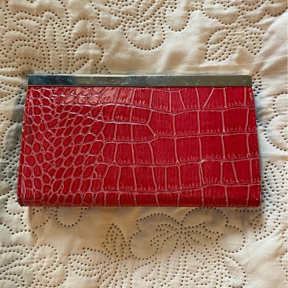 Red faux crocodile leather clutch - Picture 2 of 13